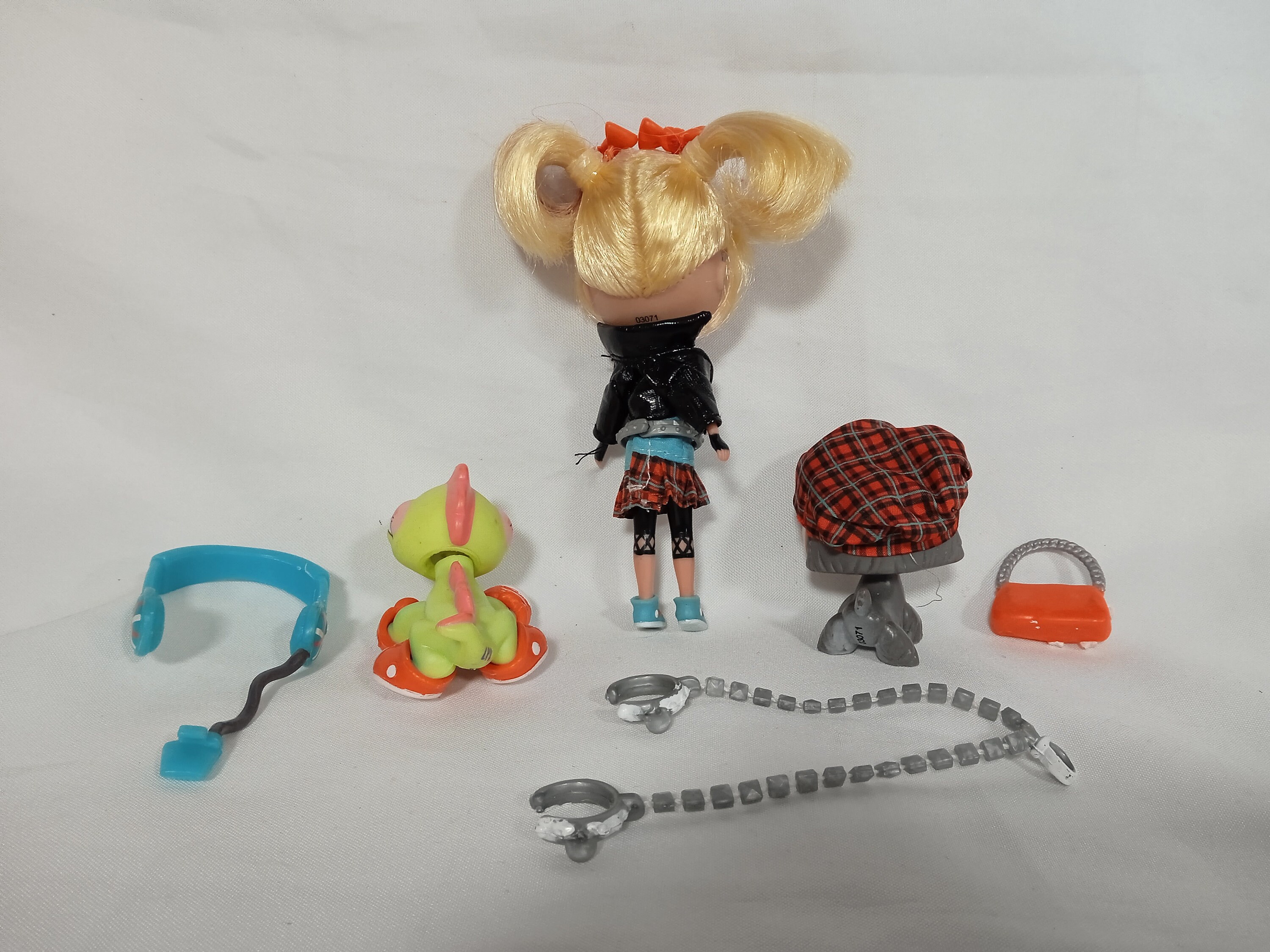 HASBRO Blythe et ses mini Petshop pas cher