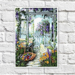 Może przedstawiać: Biała brama z kratą pokrytą fioletowymi kwiatami prowadzi do kamiennej ścieżki wyłożonej żółtymi kwiatami. Koszyk wiklinowy wypełniony kolorowymi kwiatami stoi na ścieżce.