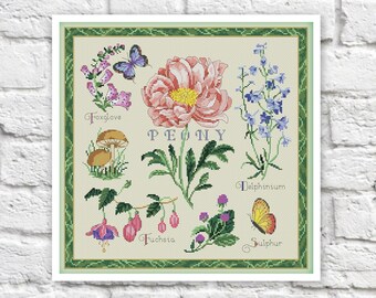 Pode incluir: Um padrão de ponto cruz com uma variedade de flores e borboletas. As flores incluem uma peônia, digital, delphinium, fuchsia e um cogumelo. As borboletas são uma borboleta azul e uma borboleta amarela. O texto "PEONY" está escrito no centro do padrão.