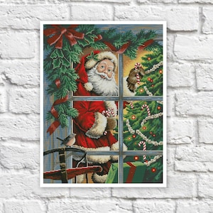 Può includere: Babbo Natale che guarda da una finestra, con un vestito rosso e una barba bianca, decora un albero di Natale con bastoncini di zucchero e ornamenti. Un uccello è appollaiato su una slitta in primo piano.