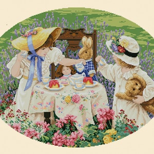 Peut inclure: Deux filles en robes et chapeaux blancs prennent le thé avec un lapin et un ours en peluche dans un jardin. La table est dressée avec une nappe blanche, des tasses à thé et une assiette de gelée.
