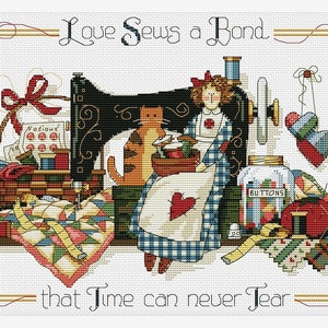 以下が含まれることがあります： 「Love sews a Bond that Time can never Tear」のテキストが入ったクロスステッチのデザイン。画像には、ヴィンテージのミシン、青いドレスを着た女性、猫、さまざまな裁縫用品が描かれています。キルトとボタンの瓶も表示されています。