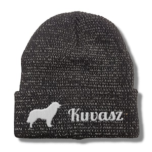 Könnte beinhalten: Schwarze Strickmütze mit einer weißen Silhouette eines Kuvasz-Hundes und dem Wort "Kuvasz" auf der Vorderseite gestickt.