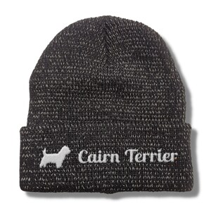 Könnte beinhalten: Schwarze und weiße Strickmütze mit einer weißen gestickten Cairn-Terrier-Silhouette und dem Text "Cairn Terrier".