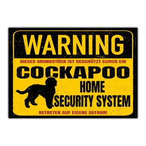 Könnte beinhalten: Ein gelbes und schwarzes Warnschild mit dem Text "WARNING" in Rot. Das Schild sagt "DIESES GRUNDSTÜCK IST GESCHÜTZT DURCH EIN COCKAPOO HOME SECURITY SYSTEM" und "BETRETEN AUF EIGENE GEFAHR!" in Schwarz. Eine schwarze Silhouette eines Cockapoo-Hundes befindet sich in der Mitte des Schildes.