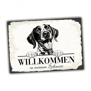 Op de afbeelding: Zwart-witte illustratie van een hond die over een bordje kijkt met de tekst "Willkommen in meinem Zuhause".
