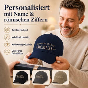 Könnte beinhalten: Eine marineblaue Baseballkappe mit goldenem Schriftzug "BERNHARD EDITION MCMLXI". Das Bild zeigt die Kappe, die von einer Person gehalten wird, mit drei weiteren Kappenfarboptionen darunter. Der Text "Personalisiert mit Name & römischen Ziffern" ist sichtbar.