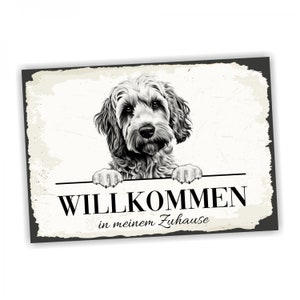 Könnte beinhalten: Schwarzweiß-Illustration eines Hundes, der über ein Schild mit der Aufschrift "Willkommen in meinem Zuhause" schaut.