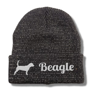 Könnte beinhalten: Schwarze Mütze mit einer weißen Silhouette eines Beagles und dem Wort "Beagle" in weißer Kursivschrift.