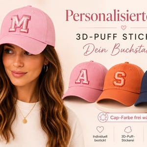 Könnte beinhalten: Eine Frau trägt eine rosa Baseballkappe mit dem Buchstaben "M" auf der Vorderseite. Das Bild zeigt auch drei weitere Kappen in Rosa, Orange und Marineblau, jede mit einem anderen Buchstaben. Der Text lautet "Personalisierte Cap".