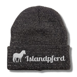 Könnte beinhalten: Schwarze Strickmütze mit einer weißen Silhouette eines Pferdes und dem Schriftzug "Islandpferd" auf der Vorderseite.