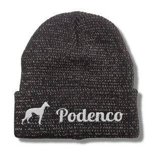 Könnte beinhalten: Schwarze Mütze mit einer weißen gestickten Silhouette eines Hundes und dem Wort "Podenco" am Saum.