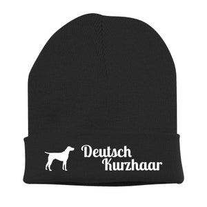 Könnte beinhalten: Schwarze Strickmütze mit einer weißen Silhouette eines Deutsch Kurzhaar und dem Text "Deutsch Kurzhaar".