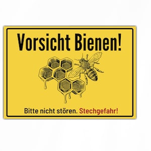 Op de afbeelding: Een geel waarschuwingsbord met zwarte tekst die "Vorsicht Bienen!" luidt. Het bord bevat ook een zwart-witte illustratie van een bij en een honingraat met druppelende honing. De onderkant van het bord luidt "Bitte nicht stören. Stechgefahr!"