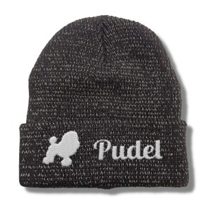 Könnte beinhalten: Schwarze Mütze mit einer weißen Pudel-Silhouette und dem Wort "Pudel" vorne bestickt.