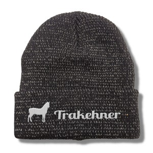 Könnte beinhalten: Schwarze Strickmütze mit einer weißen Pferdesilhouette und dem Wort "Trakehner" vorne bestickt.