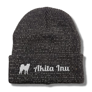Könnte beinhalten: Schwarze Mütze mit einer weißen gestickten Akita Inu-Silhouette und dem Text "Akita Inu".
