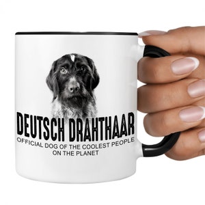 Könnte beinhalten: Weiße Keramiktasse mit schwarzem Rand und Henkel. Die Tasse zeigt ein Schwarzweißfoto eines Deutsch Drahthaar Hundes und den Text "DEUTSCH DRAHTHAAR OFFICIAL DOG OF THE COOLEST PEOPLE ON THE PLANET".