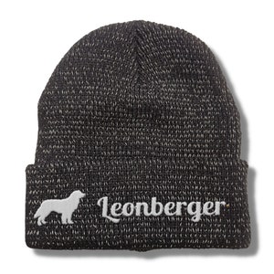 Könnte beinhalten: Schwarze Strickmütze mit einer weißen gestickten Leonberger-Hundesilhouette und dem Wort "Leonberger" in Weiß.
