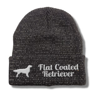Könnte beinhalten: Dunkelgraue Mütze mit weißen Sprenkeln und umgeschlagenem Saum. Die Mütze hat eine weiße, gestickte Silhouette eines Flat Coated Retriever-Hundes und die Worte "Flat Coated Retriever" in Schreibschrift.