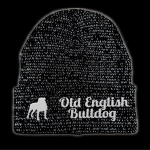 Op de afbeelding: Zwarte gebreide beanie met witte geborduurde tekst en een silhouet van een Old English Bulldog. De tekst luidt "Old English Bulldog". De beanie heeft een donker patroon.