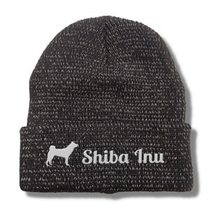 Könnte beinhalten: Schwarze Mütze mit einer weißen Shiba Inu-Silhouette und dem Text "Shiba Inu" auf der Vorderseite gestickt.