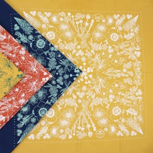 Bandana fleurs sauvages, teint à la main, sérigraphié, 100 % coton Mustard white ink
