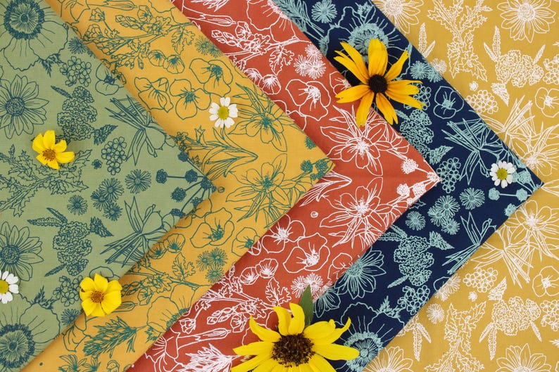 Peut inclure: Cinq &eacute;chantillons de tissu diff&eacute;rents avec des motifs floraux dans diff&eacute;rentes couleurs, notamment le vert, le jaune, l'orange et le bleu. Les tissus pr&eacute;sentent des dessins de fleurs et de feuilles en blanc.