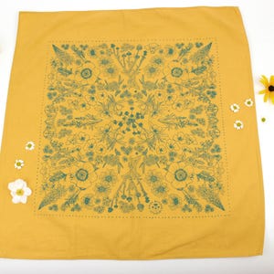 Peut inclure: Un bandana jaune avec un motif floral vert. Le bandana est en coton et a une forme carr&eacute;e.