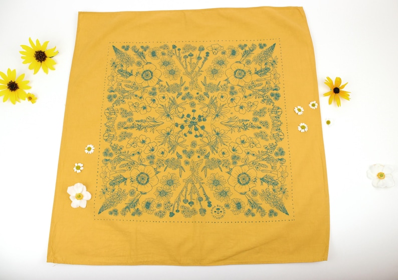 Peut inclure: Un bandana jaune avec un motif floral vert. Le bandana est en coton et a une forme carr&eacute;e.