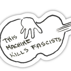 Peut inclure: Un autocollant blanc en forme de guitare avec le texte "THIS MACHINE KILLS FASCISTS" en noir. La guitare est dessinée dans un style simple, en trait, avec une main représentée en train de gratter les cordes.