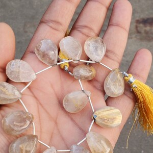 Perlina a forma di pera liscia con filo pieno di rutilo dorato AAA. 20X14X9 a 18X13X7mm.
