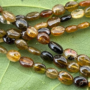 Grandi perle di tormalina petrolio, perle ovali lisce, perle di tormalina gialla, perle di tormalina di qualità AAA, in offerta