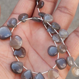 Perline di pietra di luna grigia naturale di grado AAA Perle lisce di colore grigio a forma di cuore autentiche 19 pezzi.