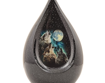 Könnte beinhalten: Schwarze, tropfenförmige Keramikurne mit einem detaillierten Bild von drei Wölfen, die zum Mond heulen. Die Urne hat eine gesprenkelte schwarze Oberfläche.