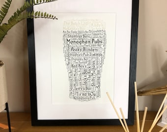 Pôster com arte em palavras com tema irlandês "Pint of Monaghan Pubs" da Ireland With Love Pubs of Ireland. Pubs irlandeses. Pint de cerveja stout, lager ou ale irlandesa.