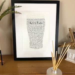 Plakat z grafiką słowną w stylu irlandzkim w stylu pint of Kerry Pubs autorstwa Ireland With Love Puby Irlandii Puby irlandzkie Pint of Irish Stout, Lager or Ale