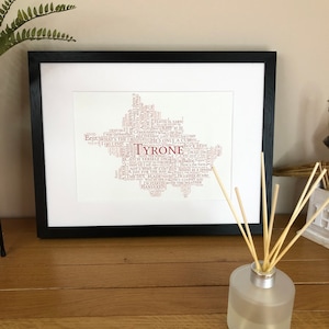 Carte du comté de Tyrone pour le Craic, affiche d'art sur le thème de l'Irlande, impression irlandaise avec dictons et expressions irlandais par Ireland With Love