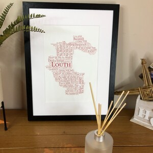 County Louth For The Craic Map Irish Themed Word Art Poster Irischer Druck Mit Irischen Sprüchen und Sätzen von Irland mit der Liebe