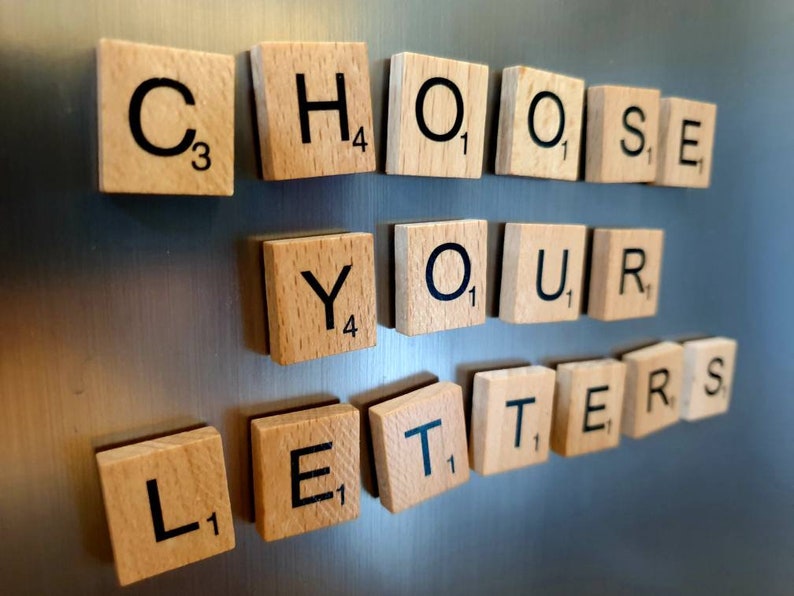 Choisissez vos lettres Lettres en bois aimantées pour réfrigérateur avec des aimants puissants. image 1
