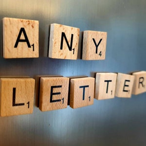 Choisissez vos lettres Lettres en bois aimantées pour réfrigérateur avec des aimants puissants. image 2