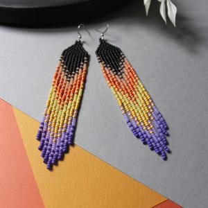 Oorbellen kroonluchter met ombrékralen: zwartoranje paarse franje, sieraden met rocailles