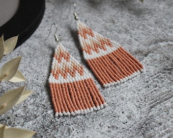 Pendientes geométricos beige con cuentas: Pendientes bohemios con flecos y cuentas de semillas