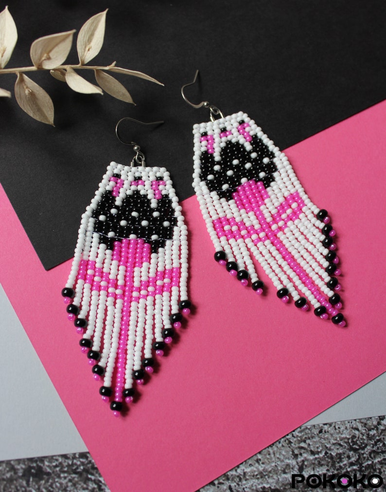 Floral beaded earrings White pink earrings Dangle fringe earrings Seed bead earrings Chandelier earring Bright beadwork earring Boho earring zdjęcie 1