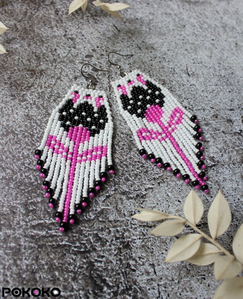 Floral beaded earrings White pink earrings Dangle fringe earrings Seed bead earrings Chandelier earring Bright beadwork earring Boho earring zdjęcie 7