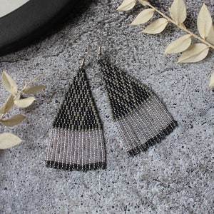 Graue Silberne Rocailles Perlen Ohrringe: Geometrische Fransen, Perlen Boho Schmuck