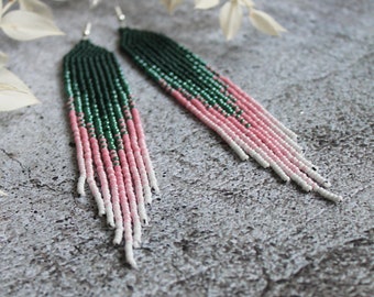 Boucles d'oreilles franges vertes et roses : rocailles, bijoux en perles