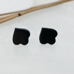 Puces d'oreilles pétales noires, boucles d'oreilles minimalistes, simples puces d'oreilles noires mates
