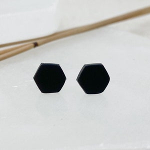 Clous hexagonaux noirs, boucles d'oreilles noir mat minimalistes
