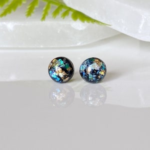 Clous noirs minimalistes, petites boucles d'oreilles noires, cadeau d'anniversaire pour elle